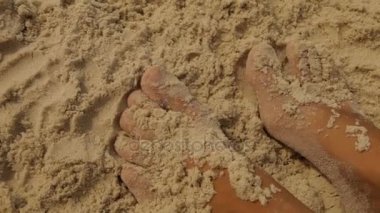 Sarı deniz kum kadın ayakları