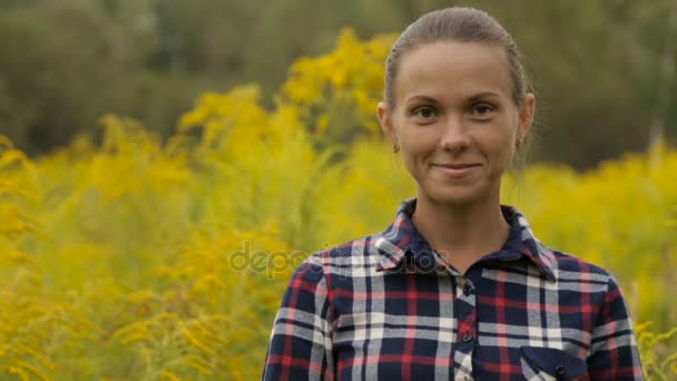 Ragazza con mazzo di fiori di campo in mano — Video Stock