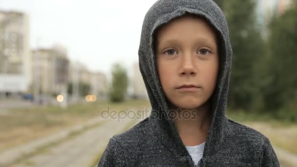 Un ragazzo in un cappuccio nero per strada — Video Stock