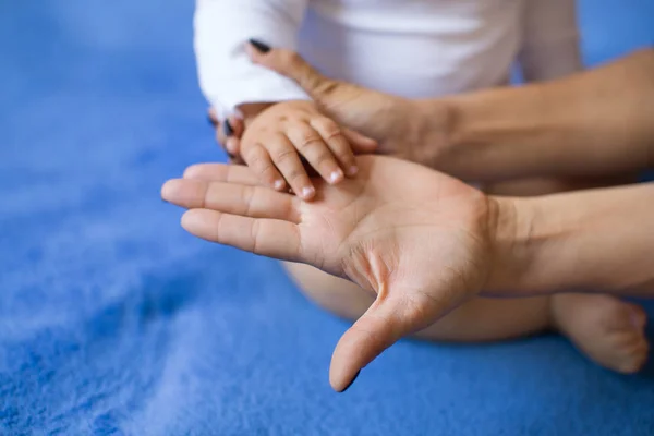 Kinderhand auf der Handfläche einer Frau — Stockfoto