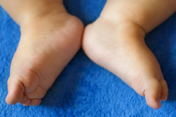 Babybeine auf dem Bett — Stockfoto