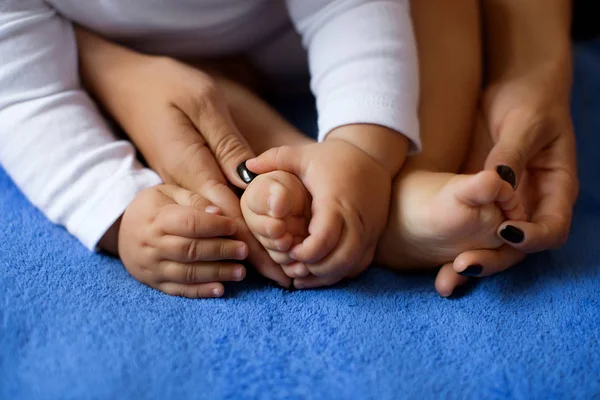 Die Frau umarmte zärtlich die Beine des Babys — Stockfoto