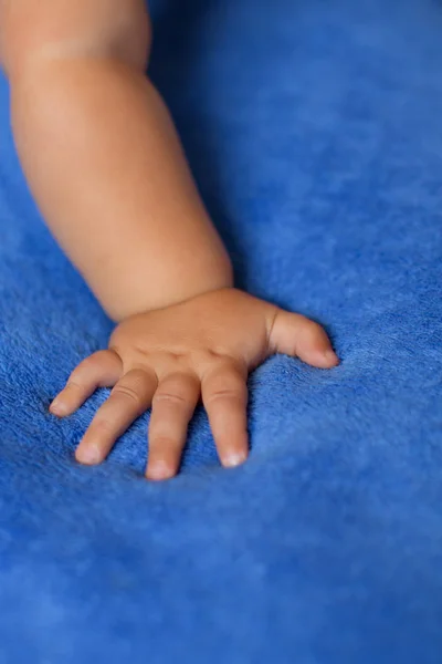 Kinderhand auf dem Schleier — Stockfoto