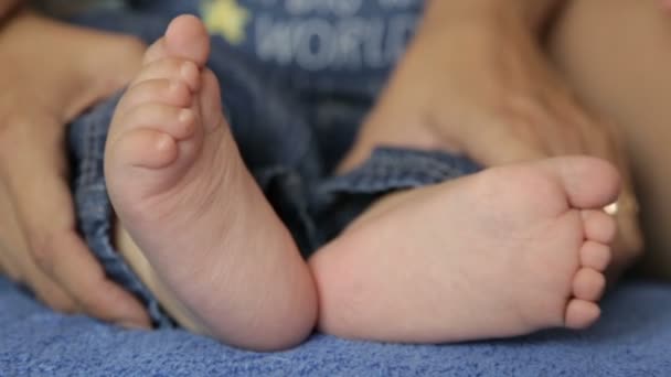 Mamá sostiene los pies del bebé en las manos — Vídeos de Stock