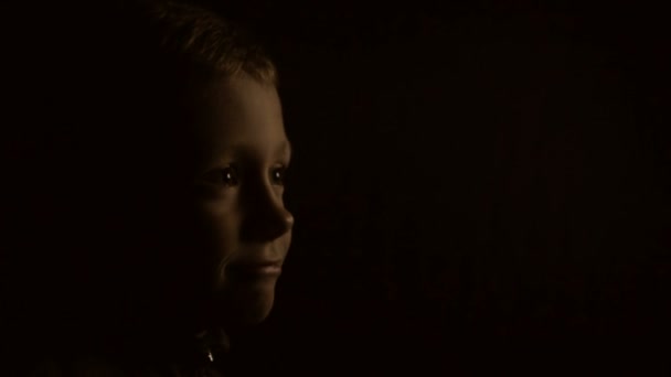 Ett barn i mörkret är att titta på Tv — Stockvideo