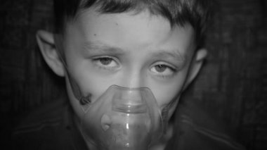 Çocuk solunum cihazından nefes alıyor.