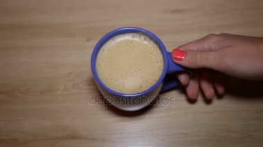Köpük mavi bir fincan taze kapuçino