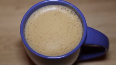 Köpük mavi bir fincan taze kapuçino