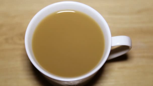 Einen Tropfen Cappuccino in eine Tasse geben — Stockvideo