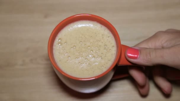 Eine Tasse Cappuccino in Frauenhand — Stockvideo