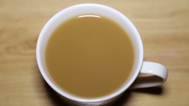 Une tasse de cappuccino dans les mains des femmes — Video