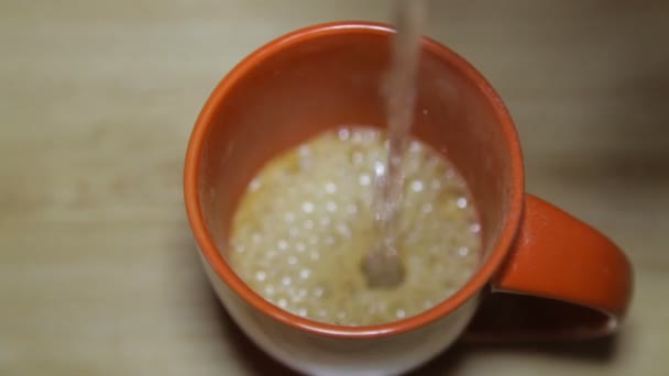 Cappuccino fresco con espuma en una taza grande — Vídeos de Stock