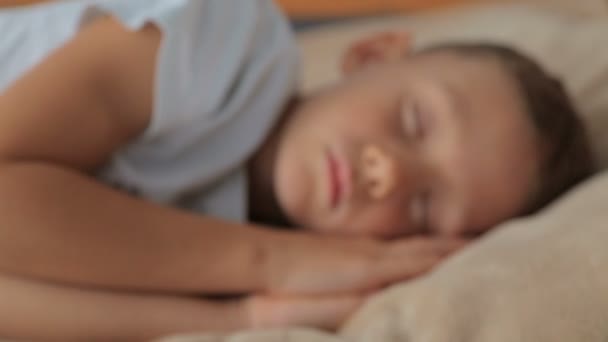 Seorang anak tidur di tempat tidur, video full hd — Stok Video