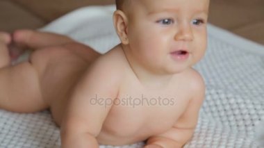 Yeni doğan bebeğin karnına yatıyor