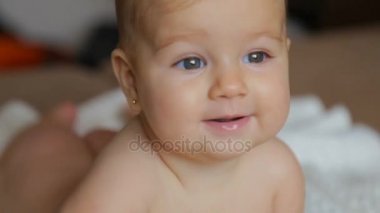 Yeni doğan bebeğin karnına yatıyor