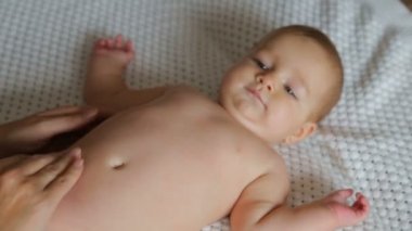 Bir kadın bir bebek karnında okşayarak