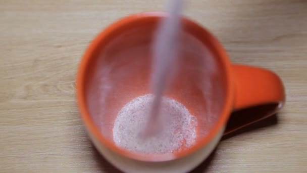 El polvo de café del palo está cubierto en una taza — Vídeos de Stock