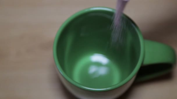 Кофе порошок покрыт зеленой кружкой — стоковое видео