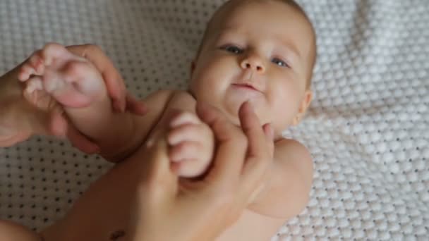 Un bebé recién nacido yace boca abajo — Vídeos de Stock