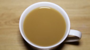 Bir bardağa kapuçino damla