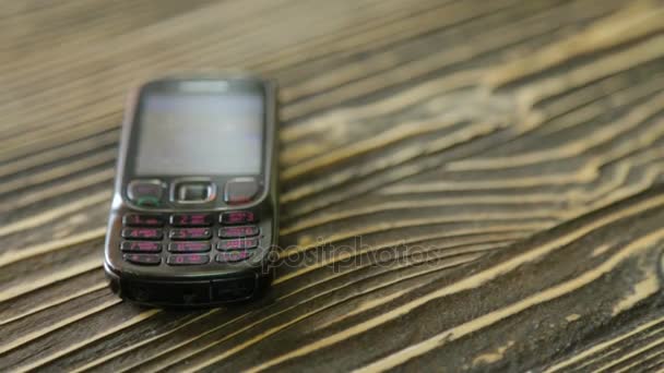 Telefono cellulare Shabby sul tavolo texture — Video Stock
