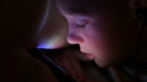 El chico no está jugando el teléfono debajo de la manta. — Vídeos de Stock