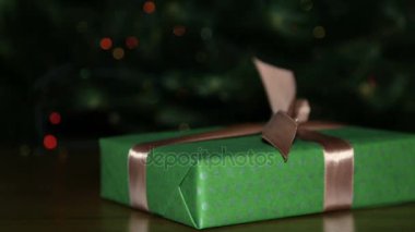 Noel hediyesi bir yay ile kahverengi bir kurdele ile bağlanmış bir kutu içinde