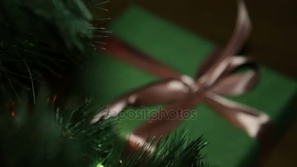 Noel hediyesi bir yay ile kahverengi bir kurdele ile bağlanmış bir kutu içinde — Stok video