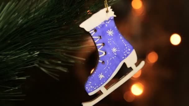クリスマスツリー上のクリスマス木製のおもちゃ。クリスマスエコおもちゃスケート — ストック動画