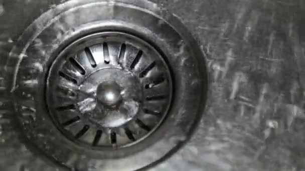Вода в раковине кухни — стоковое видео