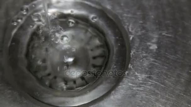 Agua en el fregadero de la cocina — Vídeo de stock