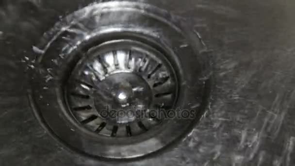 L'eau sort de l'évier de la cuisine — Video