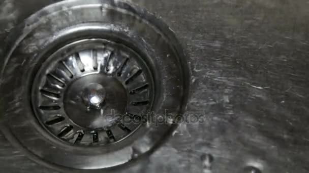 Вода тече з кухонної раковини — стокове відео