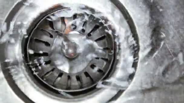 Víz folyik el a konyhai mosogató — Stock videók