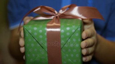Bir çocuğun elinde bir Noel hediye kutusu