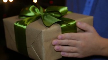 Bir çocuğun elinde bir Noel hediye kutusu