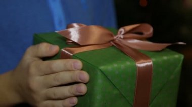 Bir çocuğun elinde bir Noel hediye kutusu