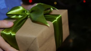 Bir çocuğun elinde bir Noel hediye kutusu