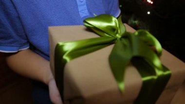 Bir çocuğun elinde bir Noel hediye kutusu