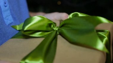 Bir çocuğun elinde bir Noel hediye kutusu