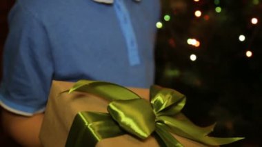 Bir çocuğun elinde bir Noel hediye kutusu