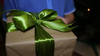 Bir çocuğun elinde bir Noel hediye kutusu