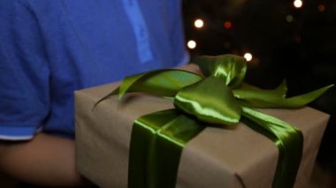 Bir çocuğun elinde bir Noel hediye kutusu