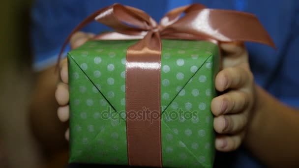 Una caja de regalo de Navidad en las manos de un niño — Vídeos de Stock