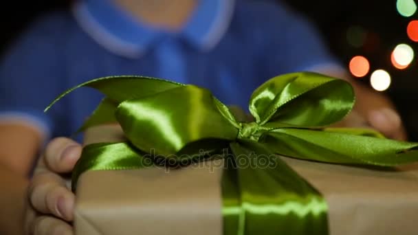 Una caja de regalo de Navidad en las manos de un niño — Vídeos de Stock