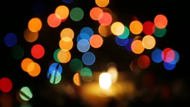 Une bougie allumée lors d'une nuit de Noël sur fond de bokeh — Video
