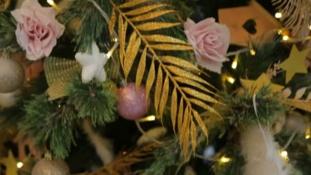 Juguetes de Navidad en un árbol de Navidad en Nochevieja — Vídeo de stock