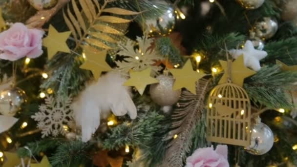 Jouets de Noël sur un sapin de Noël la veille du Nouvel An 