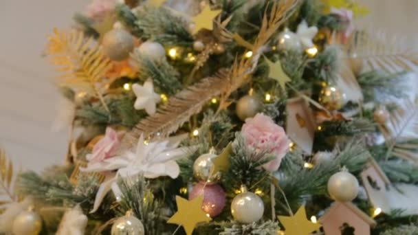 Jouets de Noël sur un sapin de Noël la veille du Nouvel An 