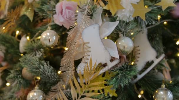 Jouets de Noël sur un sapin de Noël la veille du Nouvel An 